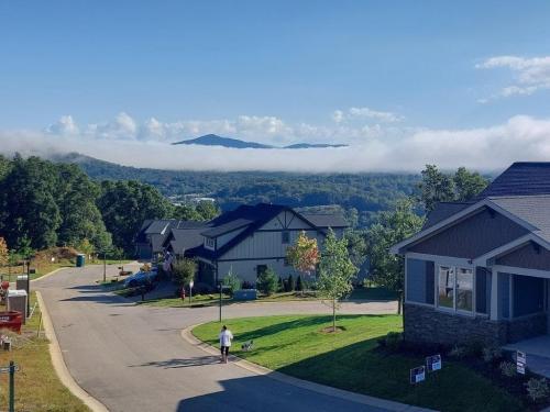 Pinnacle at Arabella drone footage of side of house and street.