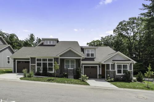 Laurelwood Village Townhomes exterior.