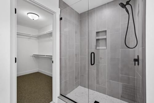 Laurelwood Village Townhomes shower with glass doors.
